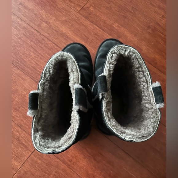 UGG Classic Short Spill Seam Boot - Picture 2 of 6